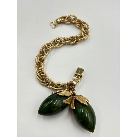 Vintage Signed NAPIER Bakelite Charm Green Acorn Bracelet Clip On Earrings Set - Picture 6 of 11